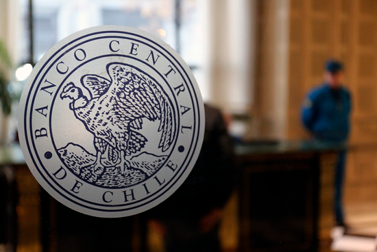 ¿Las empresas chilenas en la mira? Banco Central de Chile advierte cómo podrían afectarles los aranceles