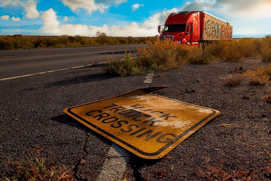 Se vacían los caminos. Sobrecapacidad y conductores indocumentados agravan la crisis de transporte por tierra