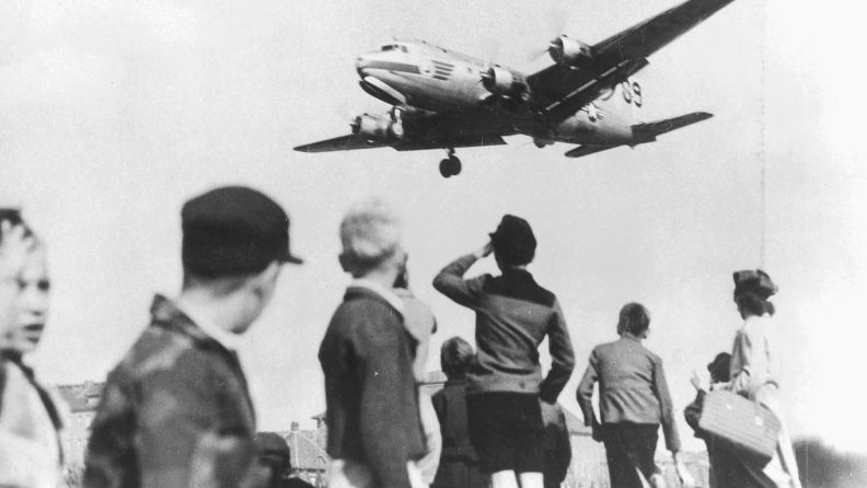 Niños mirando un "bombardero de pasas". DPA.