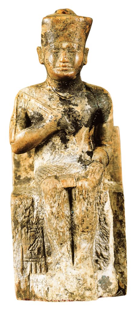 Estatuilla de Keops tallada en marfil. Museo Egipcio El Cairo.