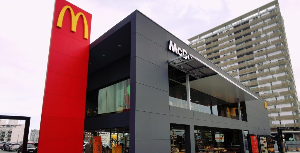 Se estima que McDonald's tiene entre 30,000 y 40,000 locales en todo el mundo.