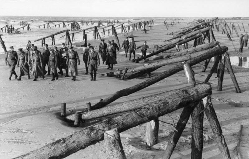 Rommel y sus fuerzas en las líneas de defensa costeras. Wikimedia Commons.