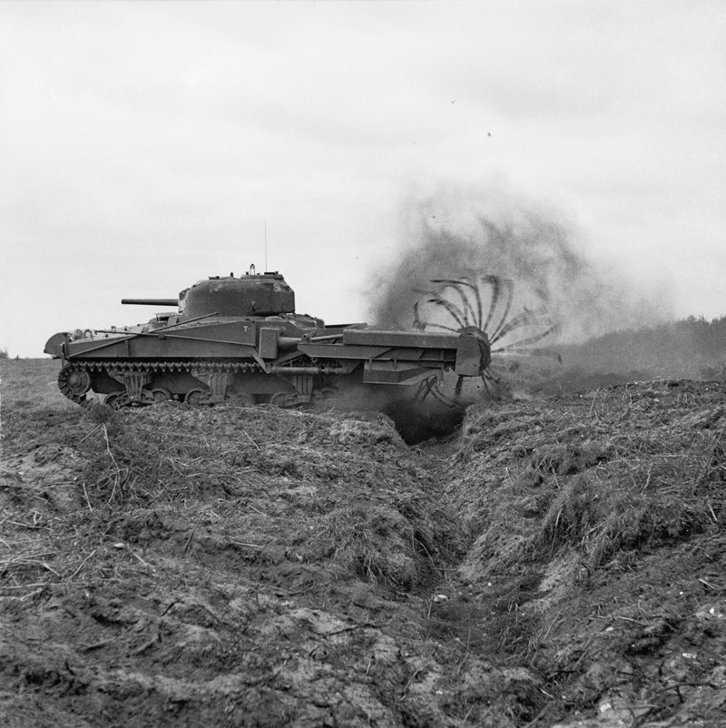 Tanque cangrejo antiminas. Wikimedia Commons.