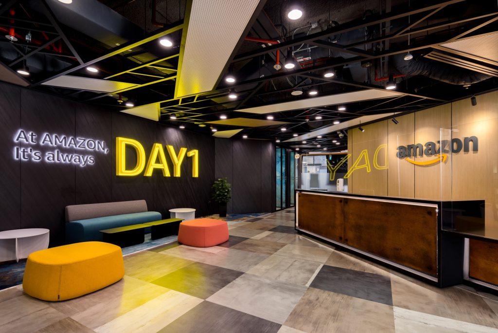 Oficina de Amazon en Singapur con la leyenda "Siempre es el día 1". Foto por Lim Eu Jin Marcus.