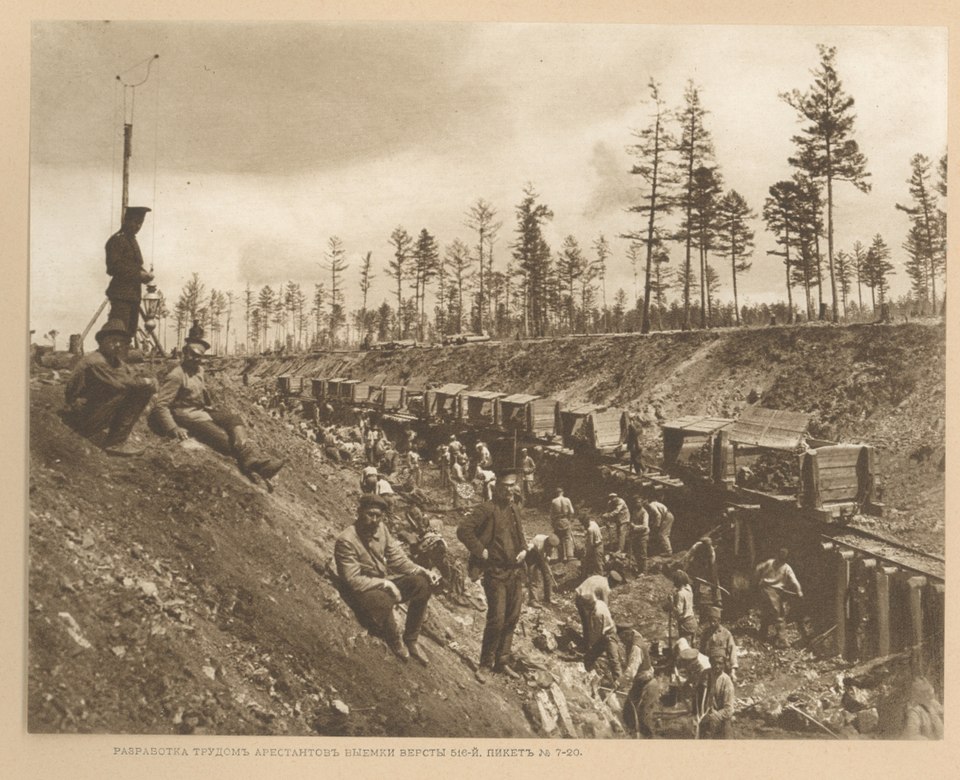 Prisioneros rusos trabajando en la zona oeste de la obra a principios del siglo XX. Russian National Library.