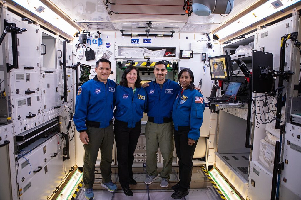 Cuatro astronautas dentro de la maqueta del Gateway en las instalaciones de procesamiento de la estación espacial. NASA.