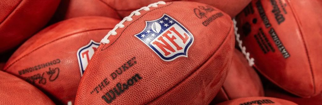 La fábrica de Wilson produce cerca de 500,000 balones cada año.