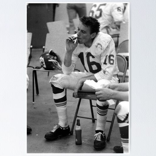Len Dawson fumando en los vestidores durante el primer Super Bowl.