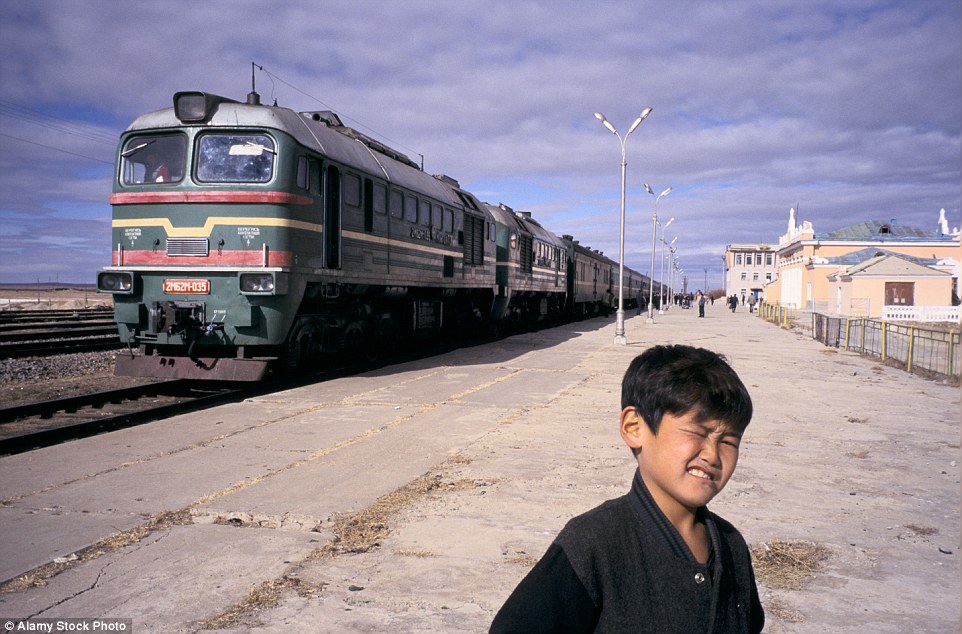 Niño mongol fotografiado junto al Transiberiano en 1997, en la parada del Desierto de Gobi. Alamy.