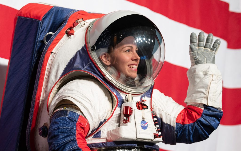Kristine Davis, ingeniera aeroespacial, viste un prototipo del traje a utilizarse en las unidades de movilidad extravehicular del programa. NASA.