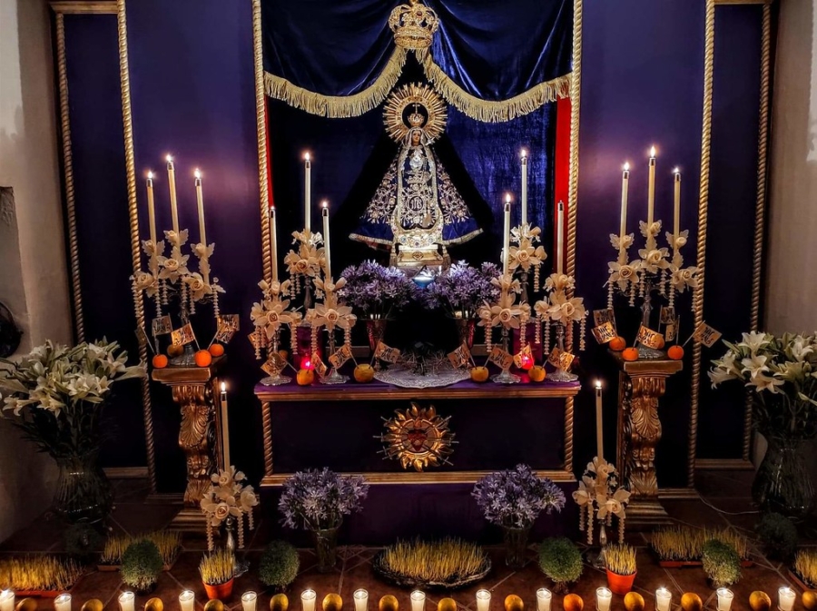 Los llamados "altares de dolores" también se han convertido en una nueva tradición determinada por el cruce entre Latinoamérica y el cristianismo.