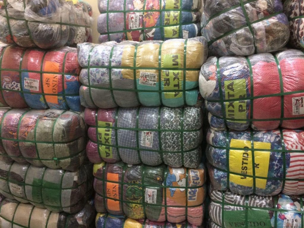 La mayoría de la ropa de segunda mano entra a Chile por fardos.