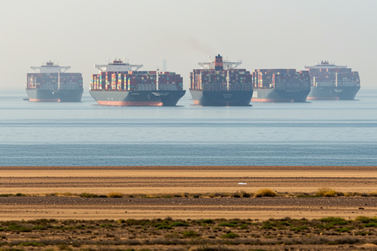 Navieras globales suspenden reservas por escalada militar en el Golfo Pérsico