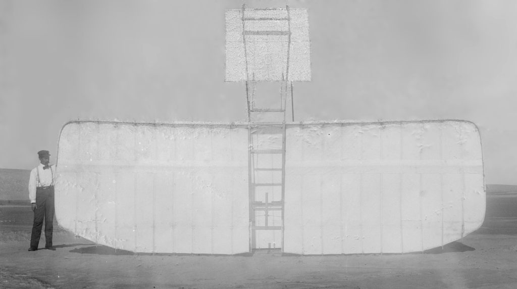 Orville Wright con otro de sus modelos: el planeador de 1901.