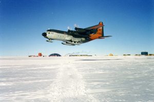 Un LC-130F Hércules equipado con esquíes aterrizando en la pista Jack F. Paulus. Foto: Carlos de los Heros
