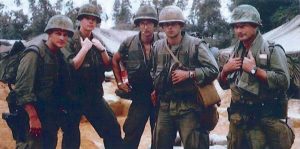 Smith, cuarto de izquierda a derecha, durante su servicio en Vietnam. Imagen: Marine Corps Association.