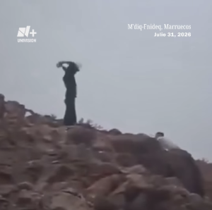 El vídeo del guardia marroquí lanzándole una piedra a una persona que intentaba volver a Marruecos se hizo viral.