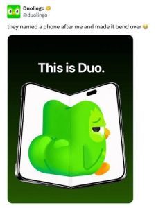 Duolingo bromeó sobre Apple debido a la coincidencia entre el nombre de su famosa mascota (Duo el búho) y el nuevo teléfono plegable de Apple, el iPhone Duo